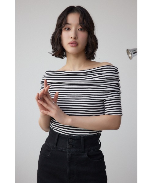 AZUL by moussy（アズールバイマウジー）の「オフショルダーリブトップス（Tシャツ/カットソー・レディース・オフホワイト/ホワイト系その他/ブラック/レッド・FREE）」の16枚目の写真