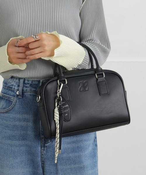 ALTROSE（アルトローズ）の「【500mlペットボトル収納可】2way ボストンバッグ ショルダーバッグ チャーム付き ブリジット（ボストンバッグ・レディース・アイボリー/ワインレッド/ブラウン/ブラック/ベージュ・FREE）」の3枚目の写真