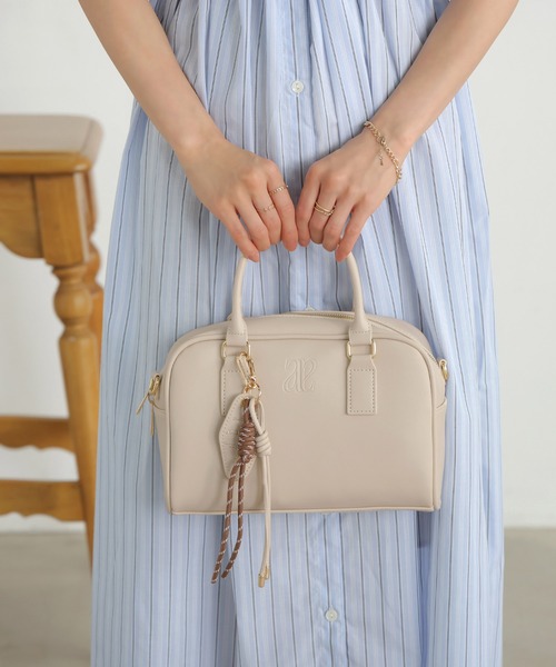 ALTROSE（アルトローズ）の「【500mlペットボトル収納可】2way ボストンバッグ ショルダーバッグ チャーム付き ブリジット（ボストンバッグ・レディース・アイボリー/ワインレッド/ブラウン/ブラック/ベージュ・FREE）」の9枚目の写真