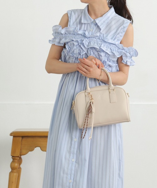 ALTROSE（アルトローズ）の「【500mlペットボトル収納可】2way ボストンバッグ ショルダーバッグ チャーム付き ブリジット（ボストンバッグ・レディース・アイボリー/ワインレッド/ブラウン/ブラック/ベージュ・FREE）」の10枚目の写真