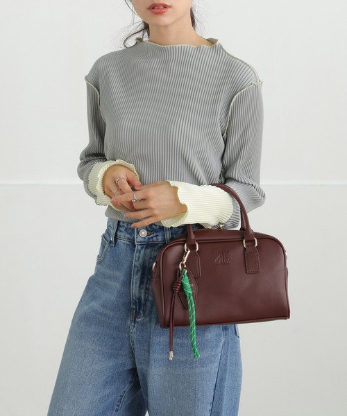 ALTROSE（アルトローズ）の「【500mlペットボトル収納可】2way ボストンバッグ ショルダーバッグ チャーム付き ブリジット（ボストンバッグ・レディース・アイボリー/ワインレッド/ブラウン/ブラック/ベージュ・FREE）」の18枚目の写真