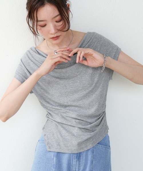 Bab(バブ)の「ドレープコンパクトトップス(Tシャツ/カットソー・レディース・アイボリー/ブラック/グレー・M)」の3枚目の写真