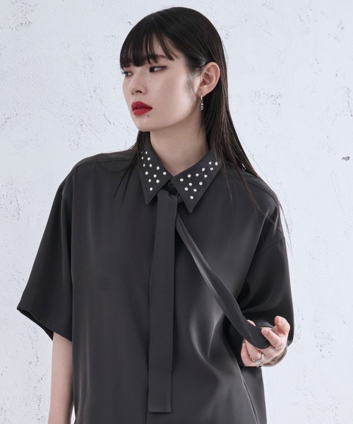 Ellno Loset(エルノロゼット)の「スタッズエリボウタイツキシャツ(シャツ/ブラウス・メンズ・オフホワイト/チャコールグレー・SMALL/LARGE/MEDIUM)」の2枚目の写真
