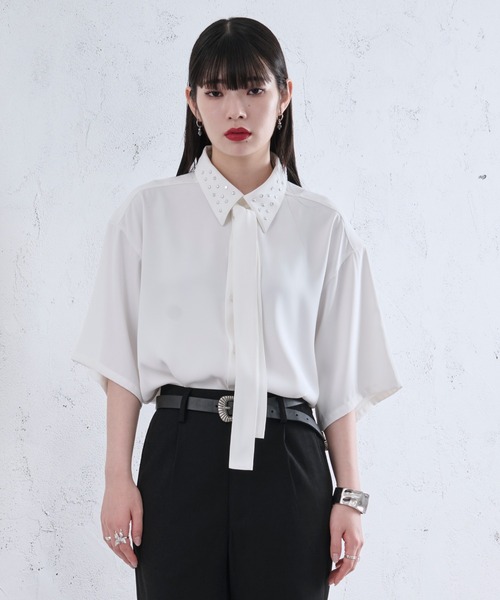 Ellno Loset(エルノロゼット)の「スタッズエリボウタイツキシャツ(シャツ/ブラウス・メンズ・オフホワイト/チャコールグレー・SMALL/LARGE/MEDIUM)」の3枚目の写真