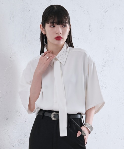 Ellno Loset(エルノロゼット)の「スタッズエリボウタイツキシャツ(シャツ/ブラウス・メンズ・オフホワイト/チャコールグレー・SMALL/LARGE/MEDIUM)」の4枚目の写真
