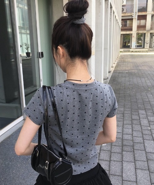 anyonemore(エニワンモア)の「ヘアーシュシュ付きドット柄スリム半袖Tシャツセット(Tシャツ/カットソー・レディース・グレー/ブラック/アイボリー・FREE)」の4枚目の写真