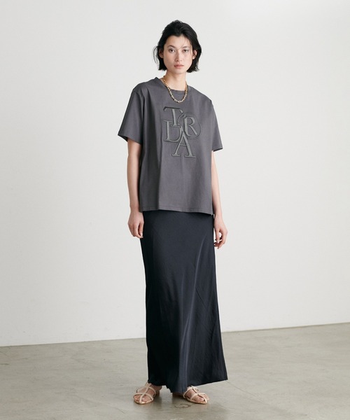 LARUTA(ラルータ)の「【LARUTA】厚盛りロゴ刺繍T(Tシャツ/カットソー・レディース・オフホワイト/チャコールグレー/モカ/ベージュ・MEDIUM/LARGE)」の8枚目の写真