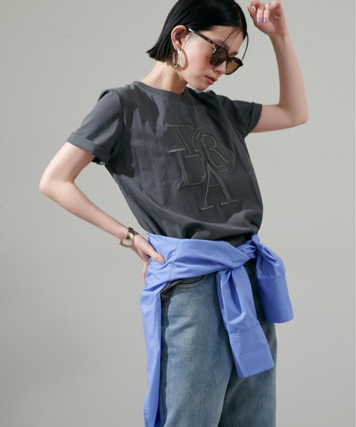 LARUTA(ラルータ)の「【LARUTA】厚盛りロゴ刺繍T(Tシャツ/カットソー・レディース・オフホワイト/チャコールグレー/モカ/ベージュ・MEDIUM/LARGE)」の15枚目の写真
