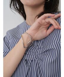 ELENDEEK（エレンディーク）の「ウェーブバングル（ブレスレット）」