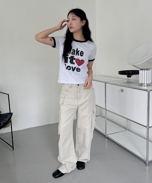 UNE MANSION(ユヌマンション)の「Make it loveラブリーロゴバイカラークロップド半袖Tシャツ(Tシャツ/カットソー・レディース・ライトグレー/ブラック・FREE)」の6枚目の写真