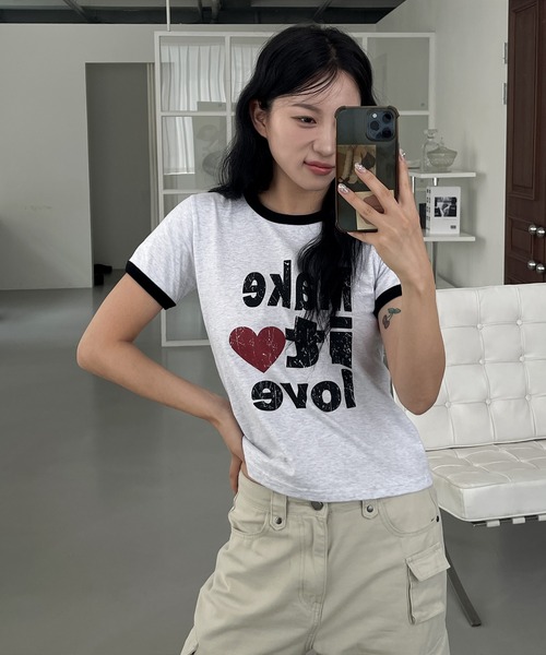 UNE MANSION(ユヌマンション)の「Make it loveラブリーロゴバイカラークロップド半袖Tシャツ(Tシャツ/カットソー・レディース・ライトグレー/ブラック・FREE)」の9枚目の写真