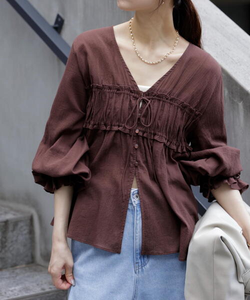 FREE'S MART（フリーズマート）の「◆シャーリング切り替えＶネックブラウス（シャツ/ブラウス・レディース・ブラック/ホワイト/ブラウン/ブルー・FREE）」の3枚目の写真