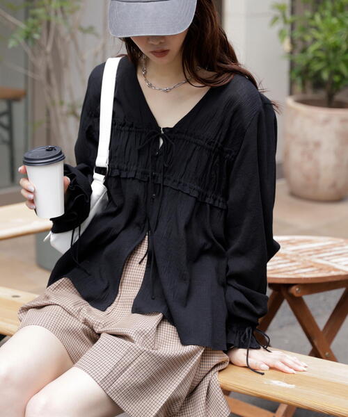 FREE'S MART（フリーズマート）の「◆シャーリング切り替えＶネックブラウス（シャツ/ブラウス・レディース・ブラック/ホワイト/ブラウン/ブルー・FREE）」の2枚目の写真