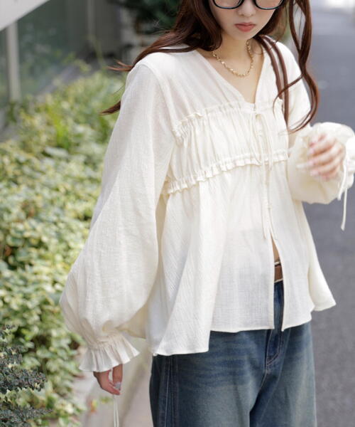 FREE'S MART（フリーズマート）の「◆シャーリング切り替えＶネックブラウス（シャツ/ブラウス・レディース・ブラック/ホワイト/ブラウン/ブルー・FREE）」の18枚目の写真