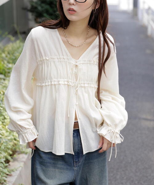 FREE'S MART（フリーズマート）の「◆シャーリング切り替えＶネックブラウス（シャツ/ブラウス・レディース・ブラック/ホワイト/ブラウン/ブルー・FREE）」の19枚目の写真