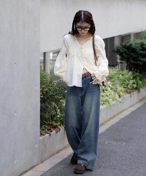 FREE'S MART（フリーズマート）の「◆シャーリング切り替えＶネックブラウス（シャツ/ブラウス・レディース・ブラック/ホワイト/ブラウン/ブルー・FREE）」の22枚目の写真