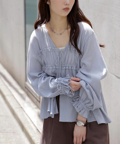 FREE'S MART（フリーズマート）の「◆シャーリング切り替えＶネックブラウス（シャツ/ブラウス・レディース・ブラック/ホワイト/ブラウン/ブルー・FREE）」の5枚目の写真