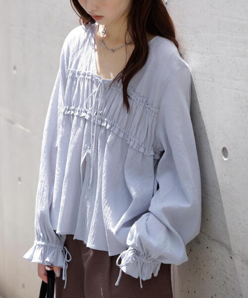 FREE'S MART（フリーズマート）の「◆シャーリング切り替えＶネックブラウス（シャツ/ブラウス・レディース・ブラック/ホワイト/ブラウン/ブルー・FREE）」の6枚目の写真