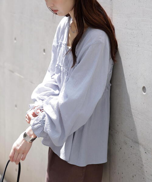 FREE'S MART（フリーズマート）の「◆シャーリング切り替えＶネックブラウス（シャツ/ブラウス・レディース・ブラック/ホワイト/ブラウン/ブルー・FREE）」の7枚目の写真