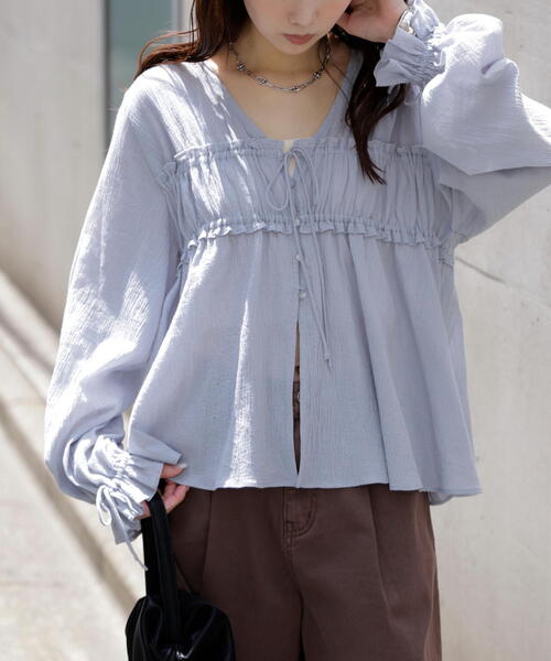 FREE'S MART（フリーズマート）の「◆シャーリング切り替えＶネックブラウス（シャツ/ブラウス・レディース・ブラック/ホワイト/ブラウン/ブルー・FREE）」の8枚目の写真