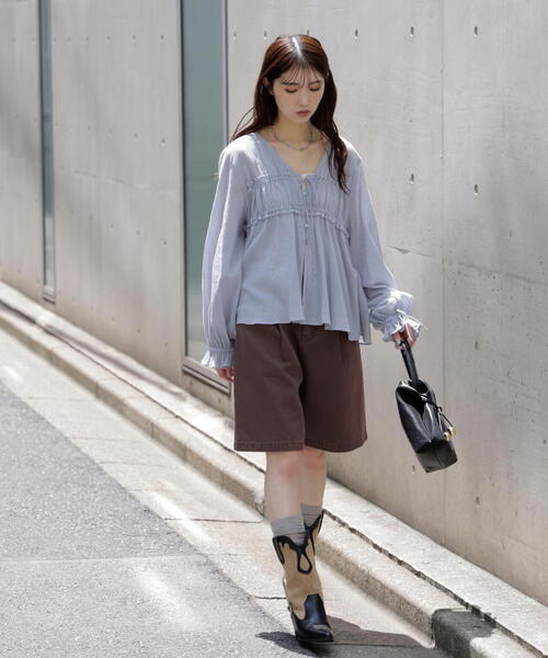 FREE'S MART（フリーズマート）の「◆シャーリング切り替えＶネックブラウス（シャツ/ブラウス・レディース・ブラック/ホワイト/ブラウン/ブルー・FREE）」の10枚目の写真