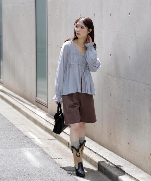 FREE'S MART（フリーズマート）の「◆シャーリング切り替えＶネックブラウス（シャツ/ブラウス・レディース・ブラック/ホワイト/ブラウン/ブルー・FREE）」の12枚目の写真