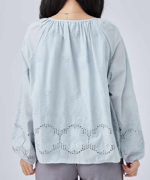 Lace Ladies(レースレディース)の「カットレース 花柄 ボタン 長袖 ブラウス(シャツ/ブラウス・レディース・アイボリー/ライトブルー/ホワイト・FREE)」の7枚目の写真
