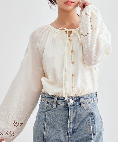 Lace Ladies(レースレディース)の「カットレース 花柄 ボタン 長袖 ブラウス(シャツ/ブラウス・レディース・アイボリー/ライトブルー/ホワイト・FREE)」の15枚目の写真