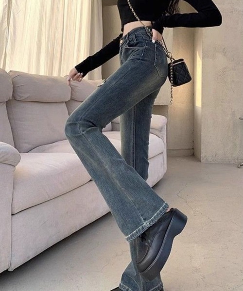 LETee(レティー)の「ダメージデニムフレアパンツ(デニムパンツ・レディース・ブルー・M/L)」の6枚目の写真
