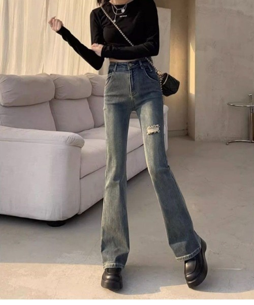 LETee(レティー)の「ダメージデニムフレアパンツ(デニムパンツ・レディース・ブルー・M/L)」の3枚目の写真