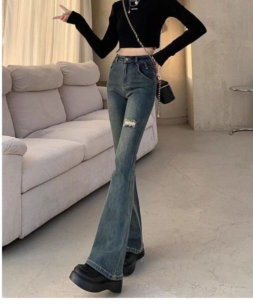 LETee(レティー)の「ダメージデニムフレアパンツ(デニムパンツ・レディース・ブルー・M/L)」の4枚目の写真