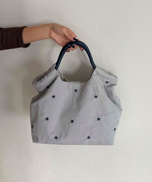 fredy emue(フレディエミュ)の「バイカラー星刺しゅう2WAYトートバッグ(ショルダーバッグ・レディース・チャコールグレー/グレイッシュベージュ・FREE)」の1枚目の写真