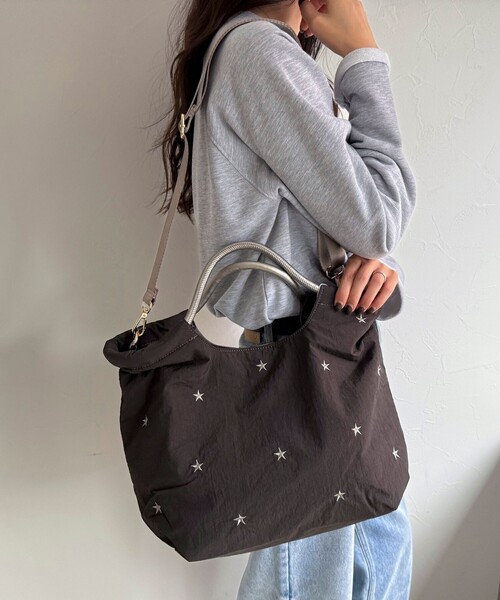 fredy emue(フレディエミュ)の「バイカラー星刺しゅう2WAYトートバッグ(ショルダーバッグ・レディース・チャコールグレー/グレイッシュベージュ・FREE)」の2枚目の写真