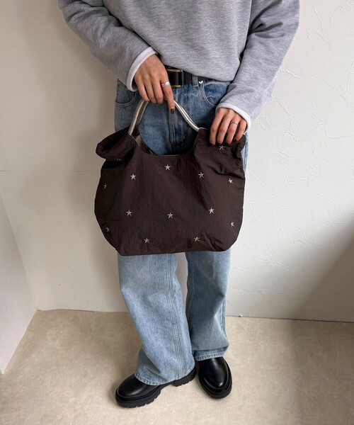 fredy emue(フレディエミュ)の「バイカラー星刺しゅう2WAYトートバッグ(ショルダーバッグ・レディース・チャコールグレー/グレイッシュベージュ・FREE)」の3枚目の写真