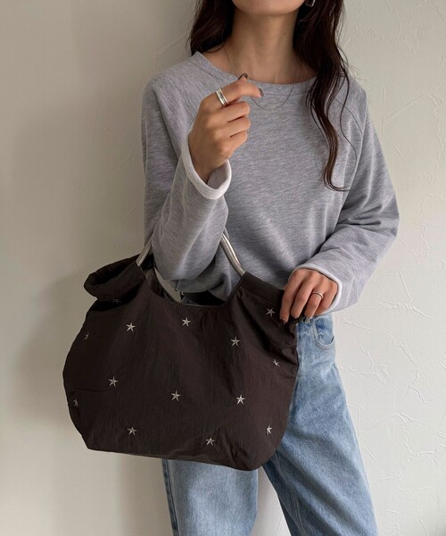 fredy emue(フレディエミュ)の「バイカラー星刺しゅう2WAYトートバッグ(ショルダーバッグ・レディース・チャコールグレー/グレイッシュベージュ・FREE)」の4枚目の写真