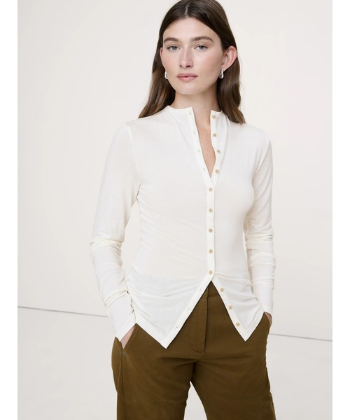 Banana Republic(バナナリパブリック)の「リュクス ウールブレンド ボタンフロント シャツ(カーディガン/ボレロ・レディース・ネイビー/アイボリー/ブラック・XS/M/L/S)」の2枚目の写真