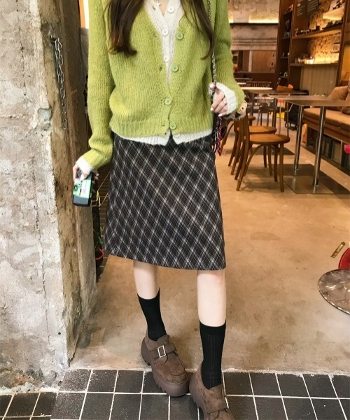gossip!ロサンゼルス(ゴシップロサンゼルス)の「【Y2Kガーリー】レトロチェックAラインスカート(ミディアム丈)(スカート・レディース・チェック・L/M/S)」の21枚目の写真