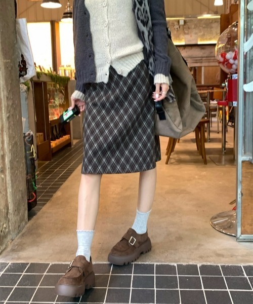 gossip!ロサンゼルス(ゴシップロサンゼルス)の「【Y2Kガーリー】レトロチェックAラインスカート(ミディアム丈)(スカート・レディース・チェック・L/M/S)」の2枚目の写真