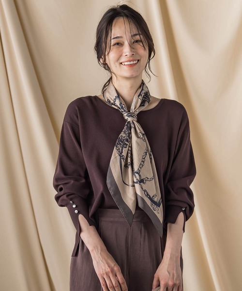 LAUTREAMONT（ロートレアモン）の「袖ボタンクルーネックニット ≪手洗い可能≫（ニット/セーター・レディース・グリーン/キャメル/ブラック系その他/ピンク/ブラウン/ベージュ系その他/レッド系その他/グリーン系その他/ブルー/ブラウン系その他・9号/11号）」の3枚目の写真