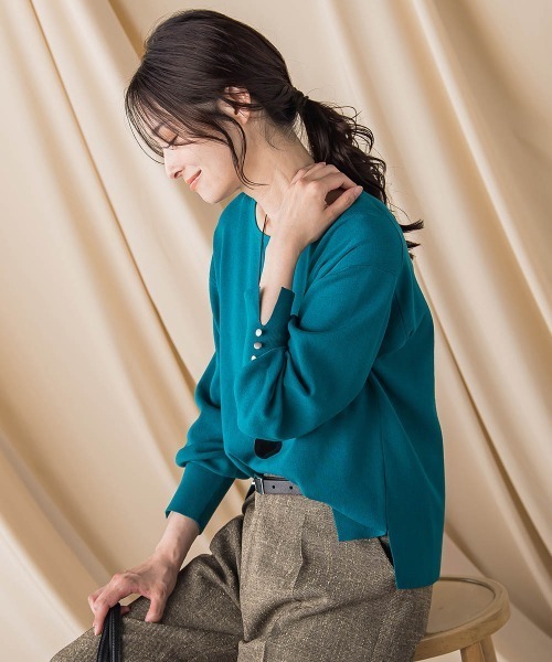 LAUTREAMONT（ロートレアモン）の「袖ボタンクルーネックニット ≪手洗い可能≫（ニット/セーター・レディース・グリーン/キャメル/ブラック系その他/ピンク/ブラウン/ベージュ系その他/レッド系その他/グリーン系その他/ブルー/ブラウン系その他・9号/11号）」の6枚目の写真