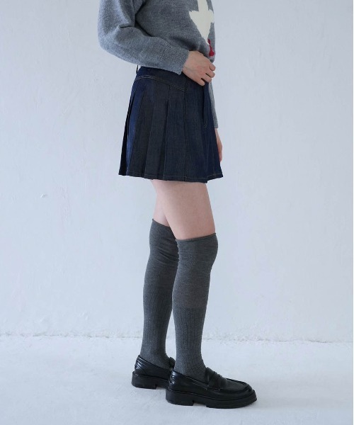 Uenui（ウニュイ）の「denim pleated mini skirt（スカート・レディース・インディゴブルー/ブラック・S/M）」の6枚目の写真