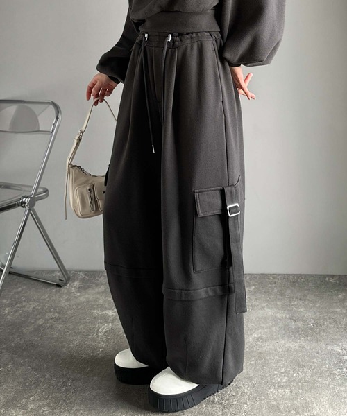 classicalelf(クラシカルエルフ)の「《marina×クラシカルエルフコラボ》トレンド感のあるワイドシルエット、大人の抜け感を演出♪裏毛スウェットカーゴパンツ(スウェットパンツ・レディース・チャコール/ブラウン/アイボリー・X-LARGE/SMALL/MEDIUM/LARGE)」の1枚目の写真
