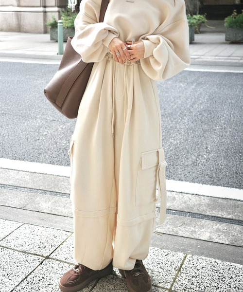 classicalelf(クラシカルエルフ)の「《marina×クラシカルエルフコラボ》トレンド感のあるワイドシルエット、大人の抜け感を演出♪裏毛スウェットカーゴパンツ(スウェットパンツ・レディース・チャコール/ブラウン/アイボリー・X-LARGE/SMALL/MEDIUM/LARGE)」の2枚目の写真