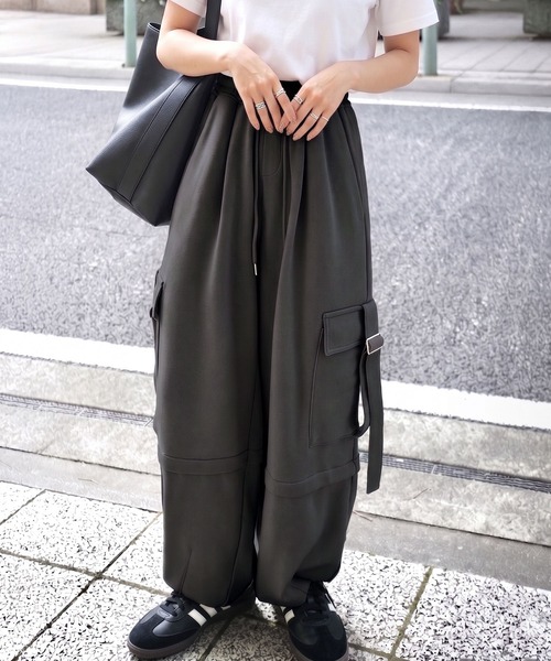 classicalelf(クラシカルエルフ)の「《marina×クラシカルエルフコラボ》トレンド感のあるワイドシルエット、大人の抜け感を演出♪裏毛スウェットカーゴパンツ(スウェットパンツ・レディース・チャコール/ブラウン/アイボリー・X-LARGE/SMALL/MEDIUM/LARGE)」の22枚目の写真