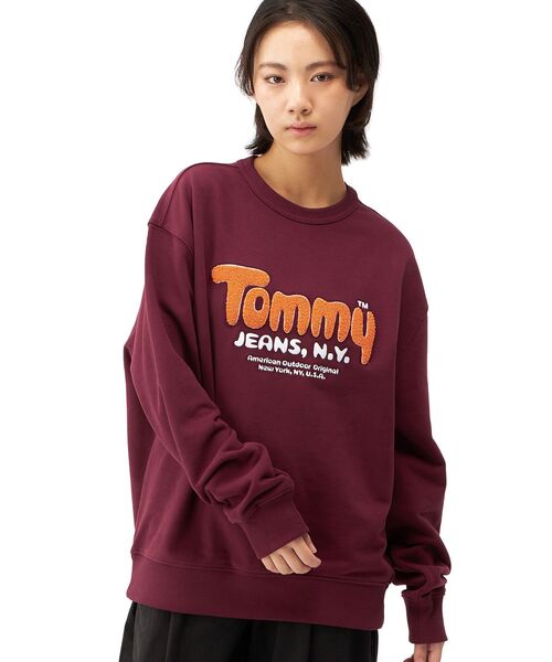 tommy jeans(トミー ジーンズ)の「リラックスブークレロゴスウェット(スウェット・メンズ・ライトグレー/ワイン系・LARGE/X-LARGE/MEDIUM/SMALL)」の2枚目の写真