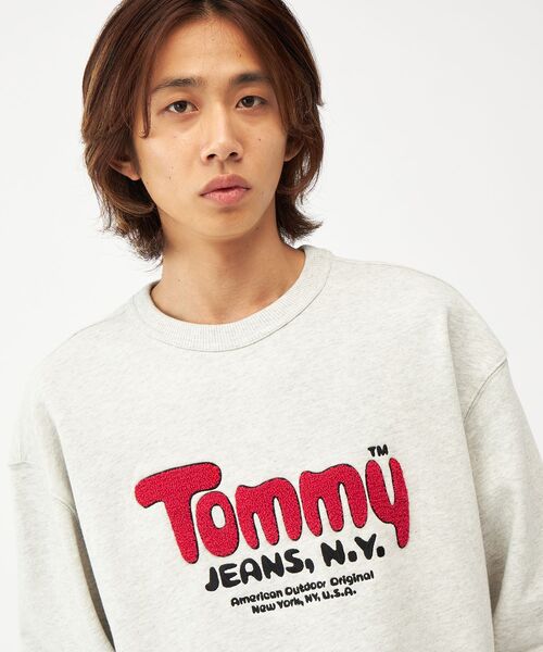 tommy jeans(トミー ジーンズ)の「リラックスブークレロゴスウェット(スウェット・メンズ・ライトグレー/ワイン系・LARGE/X-LARGE/MEDIUM/SMALL)」の7枚目の写真