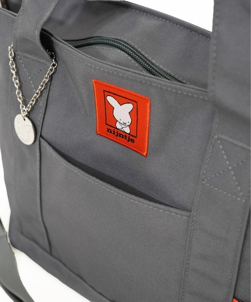 Miffy( ミッフィー)の「【miffy/ミッフィー】 70thアイテム ナインチェ チャーム付き横型トートバッグ(トートバッグ・レディース・グレー・FREE)」の4枚目の写真