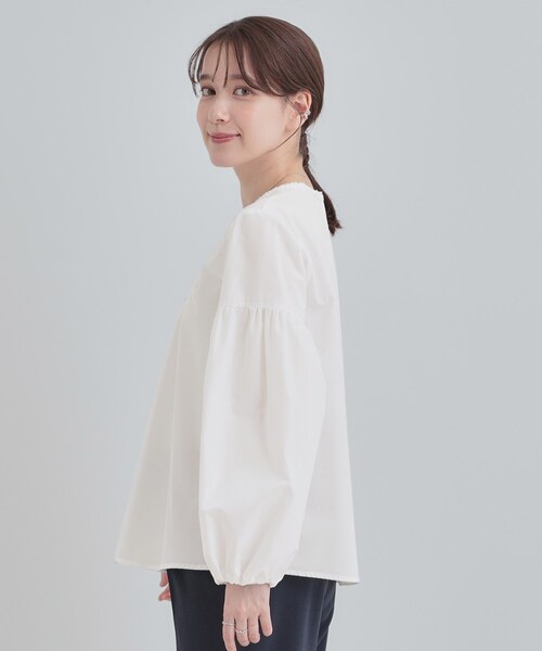 SHOO・LA・RUE(シューラルー)の「【洗濯機可/S-LL】ふんわりとしたお袖が愛らしい ジレスタイルに合うブラウス(シャツ/ブラウス・レディース・ライトブルー/オフホワイト・01/02/04/03)」の4枚目の写真