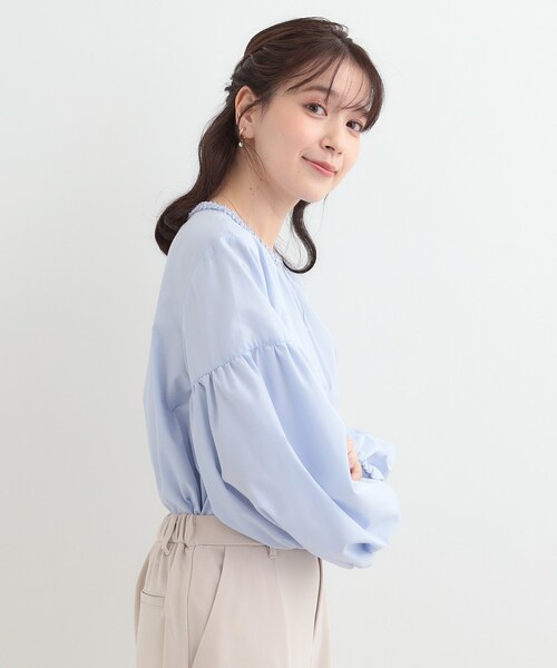 SHOO・LA・RUE(シューラルー)の「【洗濯機可/S-LL】ふんわりとしたお袖が愛らしい ジレスタイルに合うブラウス(シャツ/ブラウス・レディース・ライトブルー/オフホワイト・01/02/04/03)」の8枚目の写真