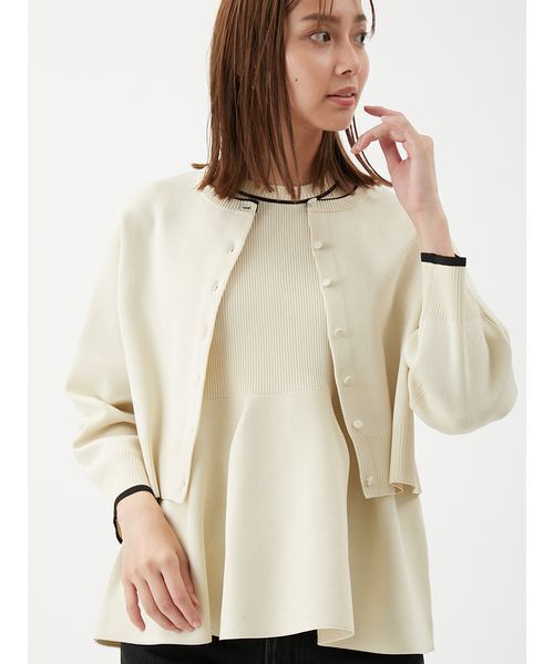 Mila Owen(ミラオーウェン)の「【セットアップ対応】フォルムアンサンブルくるみ釦ショートカーディガン(カーディガン/ボレロ・レディース・ネイビー/グリーン/ピンク/アイボリー/ブラック・F)」の1枚目の写真